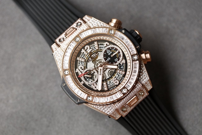 top-tier replicaHublot1:1 watch men's gold disc rubber strap full diamond v2 version BigBang series watch front view