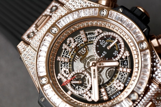top-tier replicaHublot1:1 watch men's gold plate rubber strap full diamond model v2 version BigBang big bang series watch detail shots