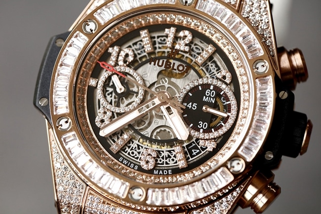 top-tier replicaHublot1:1 watch men's gold disc rubber strap full diamond v2 version BigBang series watch front view