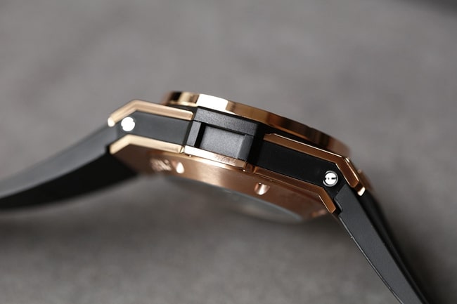 top-tier replicaHublot1:1 watch men's gold disc rubber strap full diamond v2 version BigBang series watch side view