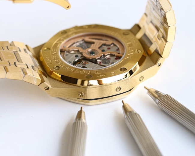 Audemars Piguettop-tier watch men's blue dial gold steel braceletRoyal Oak26574ST series mechanical watch side view