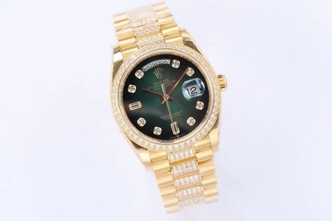 EW Factorytop-tier replicaRolexhigh-quality watch men's green dial gold steel braceletday displayDatejustautomatic movement watch front view