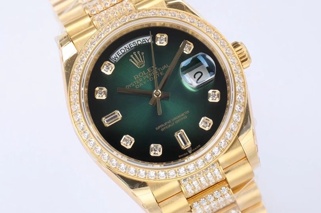 EW Factorytop-tier replicaRolexhigh-quality watch men's green dial gold steel braceletday displayDatejustautomatic movement watch front view