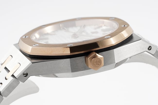 8F factory top-tier replicaAudemars Piguetsuper watch women's white dialsteel bracelet34mm Royal Oakautomatic movement watch side view