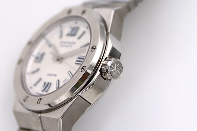 Chopardreplica watch men's white dialsteel bracelet Alpine Eagle ALPINE EAGLE series automatic movement watch side view