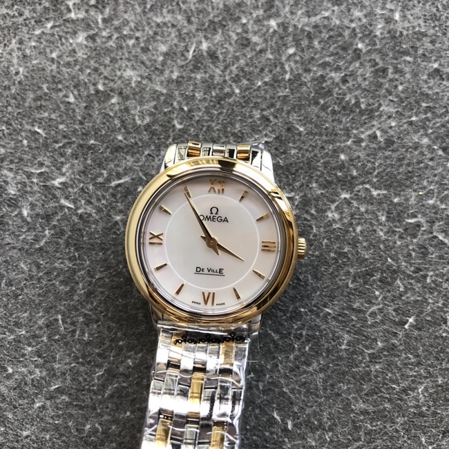 DK factory top-tier replicaOmegasuper watch women's white dial gold steel bracelet new quartz Diefei series watch front view
