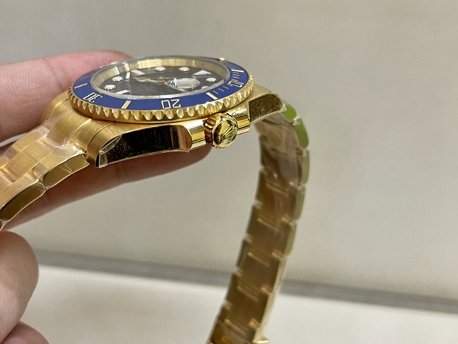 top-tier watch Rolex men's blue dial gold band blue Submariner automatic movement watch side view