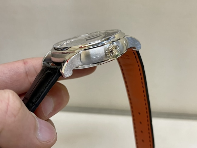 Top-tier watch Roger Dubuis men's white dial black belt 18kwhite goldtourbillon mechanical leather strap watch side view