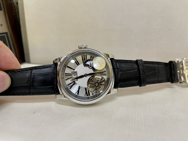 Top-tier watch Roger Dubuis men's white dial black belt 18kwhite goldtourbillon mechanical leather strap watch front view