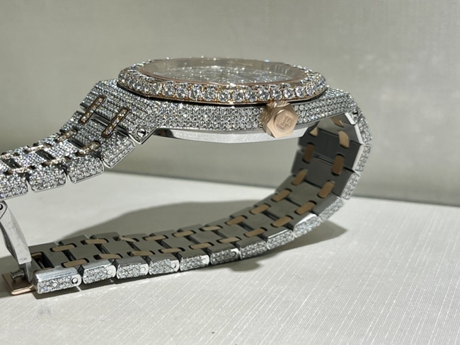 top-tier watch Audemars Piguet men's gray plate steel bracelet watch side view