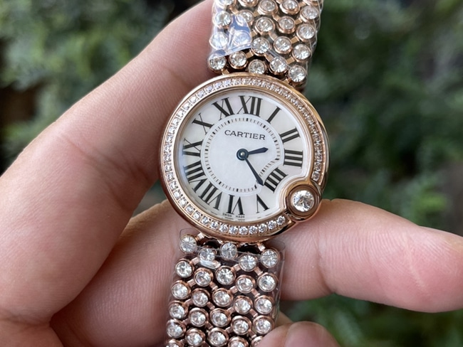 top-tier replicasuper watch Cartier women's white dialquartz blue balloon series steel bracelet watch front view