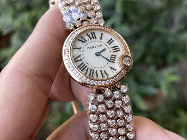top-tier replicasuper watch Cartier women's white dialquartz blue balloon series steel bracelet watch front view