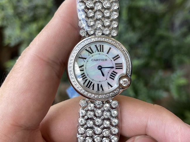 top-tier replicasuper watch Cartier women's white dialsteel bracelet blue balloon series quartz watch front view