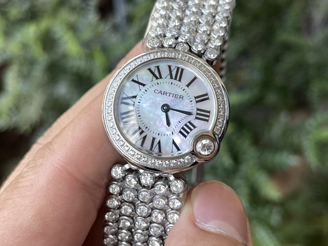 top-tier replicasuper watch Cartier women's white dialsteel bracelet blue balloon series quartz watch front view