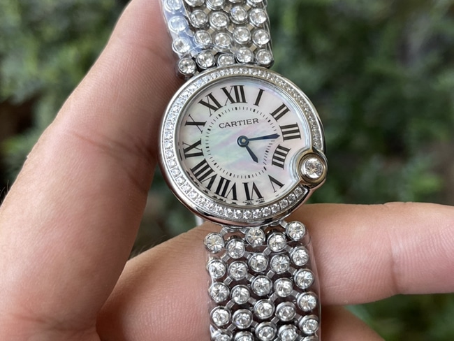 top-tier replicasuper watch Cartier women's white dialsteel bracelet blue balloon series quartz watch front view