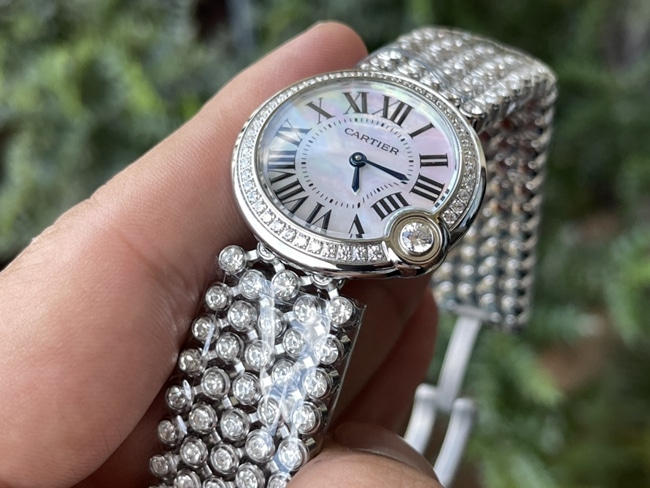 top-tier replicasuper watch Cartier women's white dialsteel bracelet blue balloon series quartz watch front view
