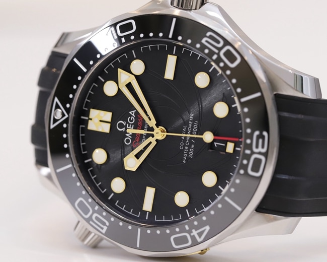 OR factory top-tier watch Omegablack dialrubber strapSeamaster series 42mm watch front view