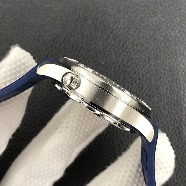 OR factory top-tier watch Omega men's blue dial blue belt Seamaster series watch side view