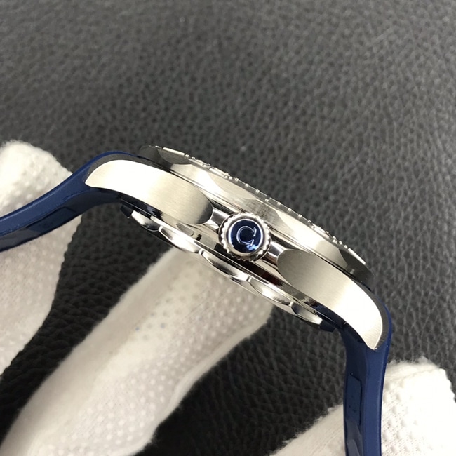 OR factory top-tier watch Omega men's blue dial blue belt Seamaster series watch side view