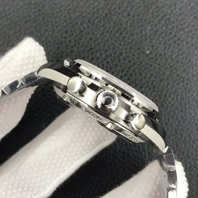 OM Factorytop-tier replicaOmega men's white dialsteel bracelet Snoopy automatic movement watch side view