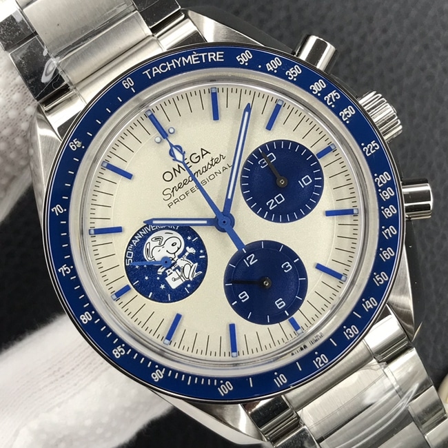 OM Factorytop-tier replicaOmega men's white dialsteel bracelet Snoopy automatic movement watch front view