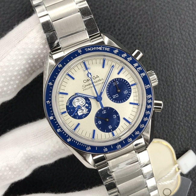 OM Factorytop-tier replicaOmega men's white dialsteel bracelet Snoopy automatic movement watch front view