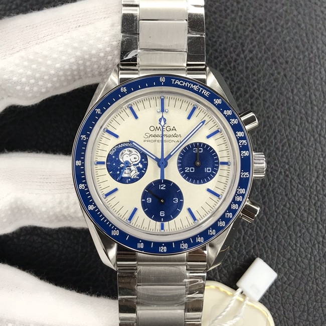 OM Factorytop-tier replicaOmega men's white dialsteel bracelet Snoopy automatic movement watch front view