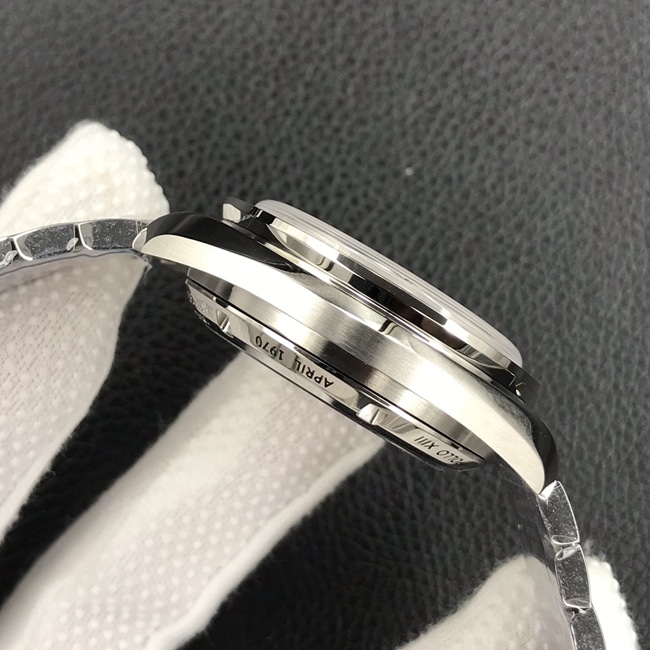 OM Factorytop-tier replicaOmega men's white dialsteel bracelet Snoopy automatic movement watch side view