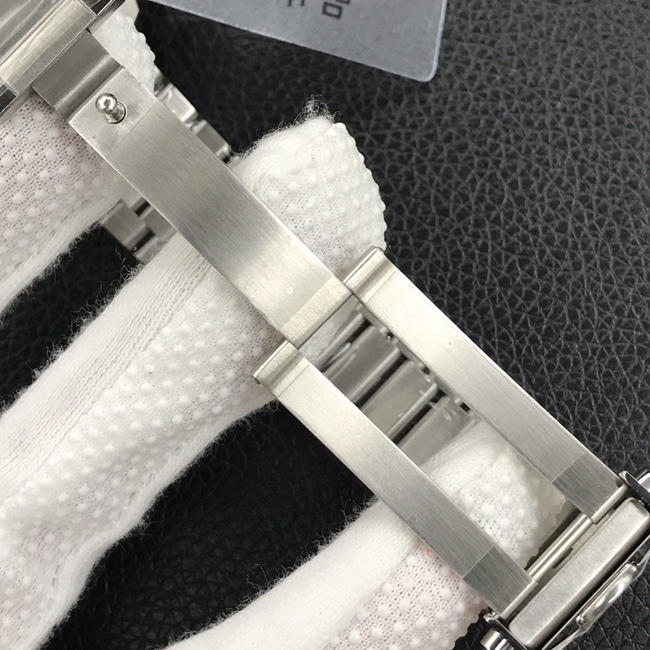 OM Factorytop-tier replicaOmega men's white dialsteel bracelet Snoopy automatic movement watch clasp picture