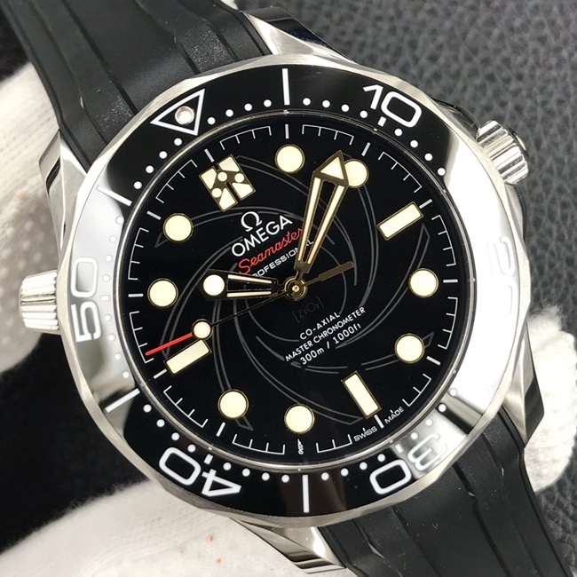 OR factory top-tier replicaOmegaSeamaster 300m men's black dialrubber strap42mm watch front view