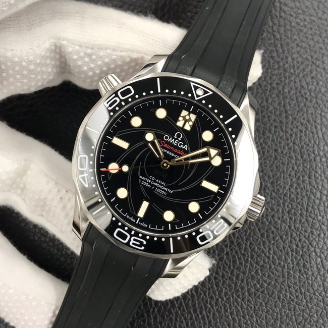 OR factory top-tier replicaOmegaSeamaster 300m men's black dialrubber strap42mm watch front view