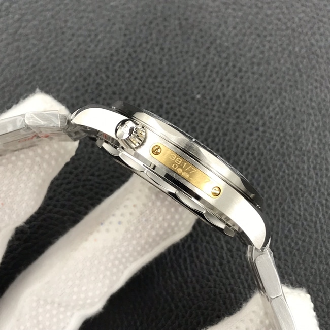 OR factory top-tier replicaOmega42mmSeamaster300m steel bracelet mechanical watch side view
