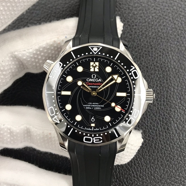 OR factory top-tier replicaOmegaSeamaster300automatic movement men's black dialrubber strap watch front view