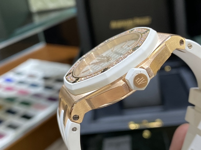 top-tier watch Audemars PiguetAP67540Royal Oak offshore series 37mmwhite dialrubber strapquartzladies' watch side view