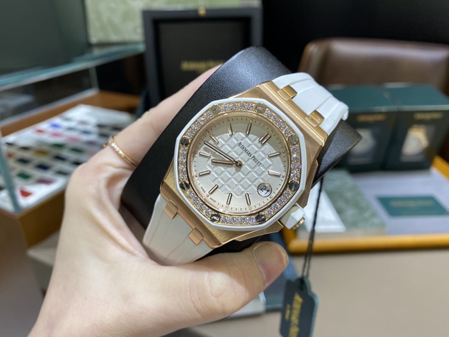 top-tier watch Audemars PiguetAP67540Royal Oak offshore series 37mmwhite dialrubber strapquartzladies' watch front view