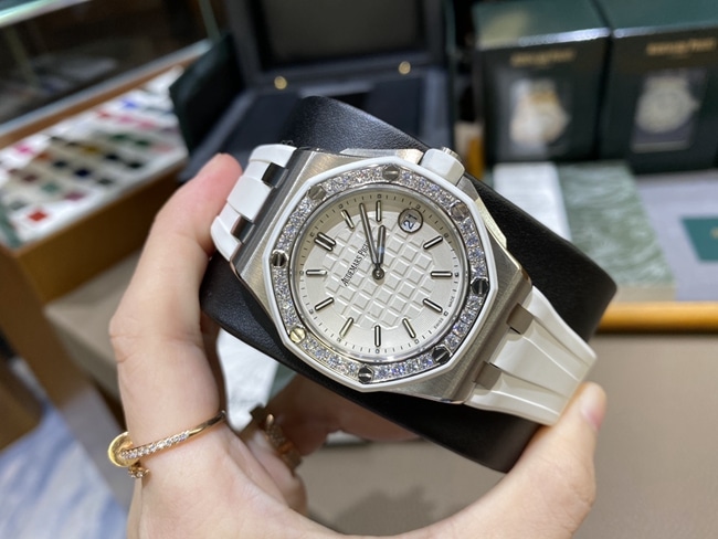 top-tier watch Audemars PiguetAP67540quartz women's white dialrubber strapRoyal Oak offshore series 37mm watch front view