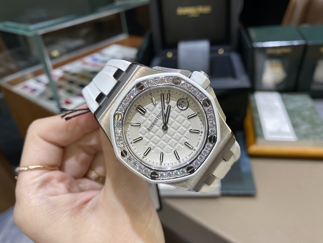 top-tier watch Audemars PiguetAP67540quartz women's white dialrubber strapRoyal Oak offshore series 37mm watch front view
