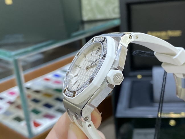 top-tier watch Audemars PiguetAP67540quartz women's white dialrubber strapRoyal Oak offshore series 37mm watch side view