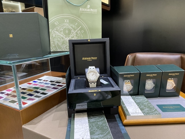 top-tier watch Audemars PiguetAP67540quartz women's white dialrubber strapRoyal Oak offshore series 37mm watch front view