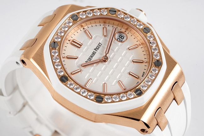 Audemars Piguettop-tier watch Royal Oak offshore series 37mm women's white dialrubber strapquartz watch front view