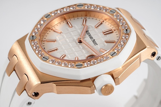 Audemars Piguettop-tier watch Royal Oak offshore series 37mm women's white dialrubber strapquartz watch side view
