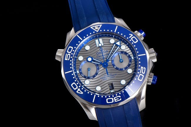 OM Factorytop-tier watch Omega men's gray plate blue rubber strap new Seamaster300chronograph watch front view