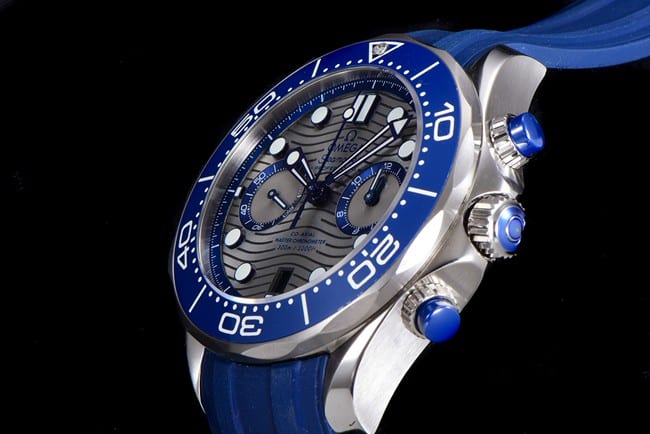 OM Factorytop-tier watch Omega men's gray plate blue rubber strap new Seamaster300chronograph watch side view
