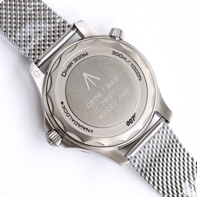 OR factory top-tier watch Omega men's black dialsteel bracelet watch back cover picture