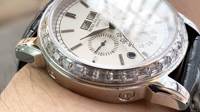 Patek Philippetop-tier watch complex function chronograph series men's white dialleather strap watch detail shots