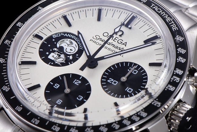 Omega Top Replica Watch Men's White Dial Nylon Strap Snoopy Series Watch Detail Image
