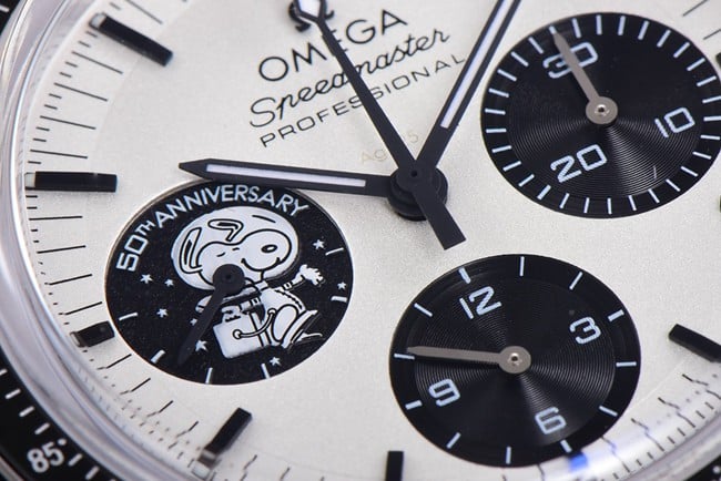 Omega Top Replica Watch Men's White Dial Nylon Strap Snoopy Series Watch Detail Image