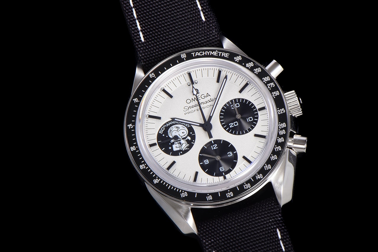 Omega Top Replica Watch Men's White Dial Nylon Strap Snoopy Series Watch Detail Image