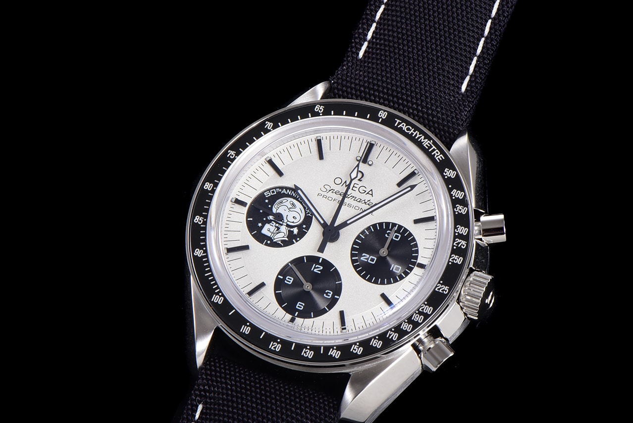 Omega Top Replica Watch Men's White Dial Nylon Strap Snoopy Series Watch Detail Image