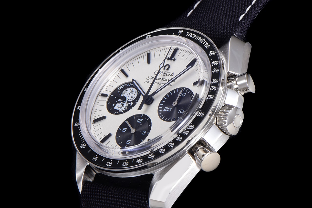Omega Top Replica Watch Men's White Dial Nylon Strap Snoopy Series Watch Detail Image
